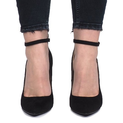 Schwarze Pumps auf einem Heaven Heel 1