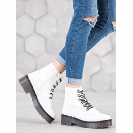 Sergio Leone Weiße Schuhe auf der Plattform 1