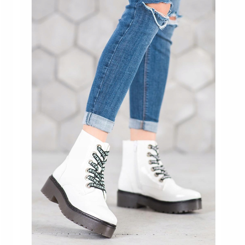 Sergio Leone Weiße Schuhe auf der Plattform 2