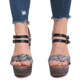 Schwarze Sandalen auf einem Forellenkeil 1