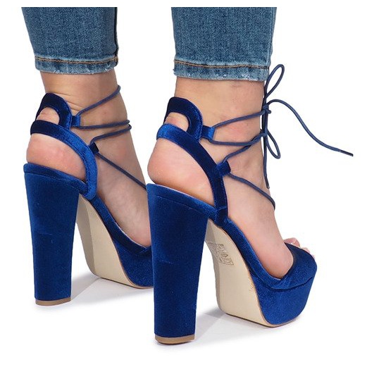 Blaue Sandalen am Pfosten aus Give It Up Velours 1