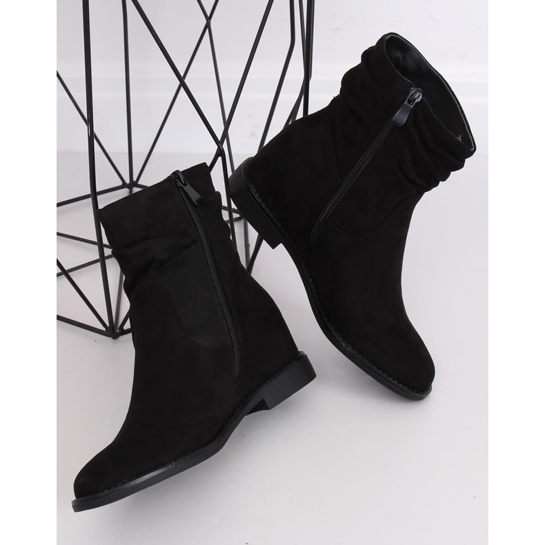 Schwarze Stiefel mit verstecktem Keilabsatz 2C8AX7680-1 Schwarz 1