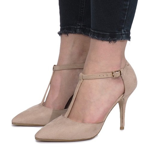 Beige Pumps auf einem Bold Heel 2