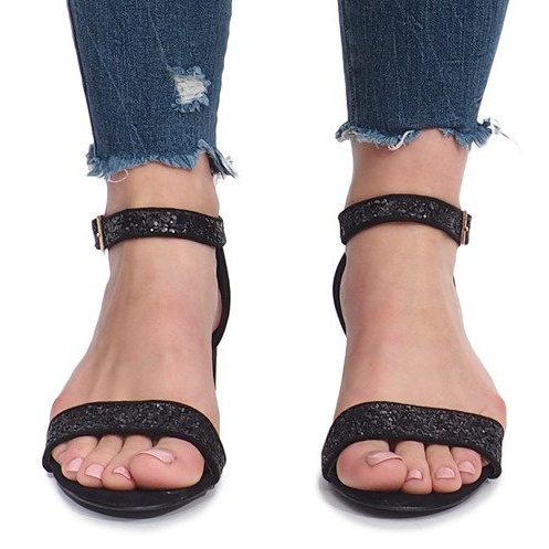 Schwarze Sandalen am Montana-Pfosten 1