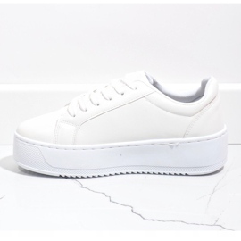 Weiße Sneaker auf der 798-Plattform 1