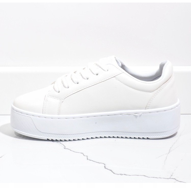 Weiße Sneaker auf der 798-Plattform 1