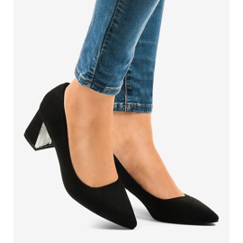 Schwarze Wildlederpumps an der L439-Säule 2