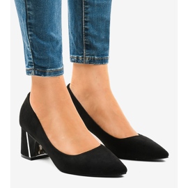 Schwarze Wildlederpumps an der L439-Säule 1