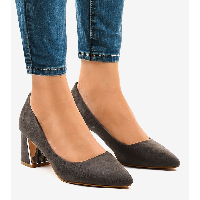 Graue Wildlederpumps an der L439-Säule 1