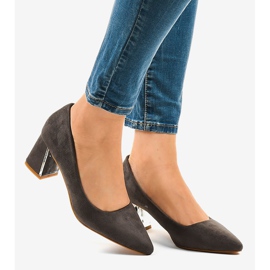 Graue Wildlederpumps an der L439-Säule 2