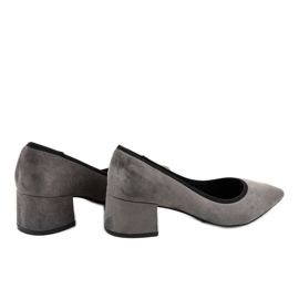 Graue Wildlederpumps an der L436-Säule gelb 1