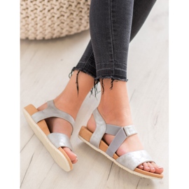 SHELOVET Bequeme silberne Sandalen grau 2