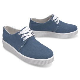 Creepers-Stiefel auf der blauen Plattform SB-A11 1