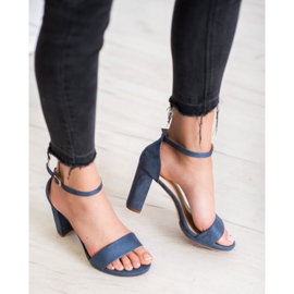 Goodin Wildledersandalen auf einer Bar blau 2