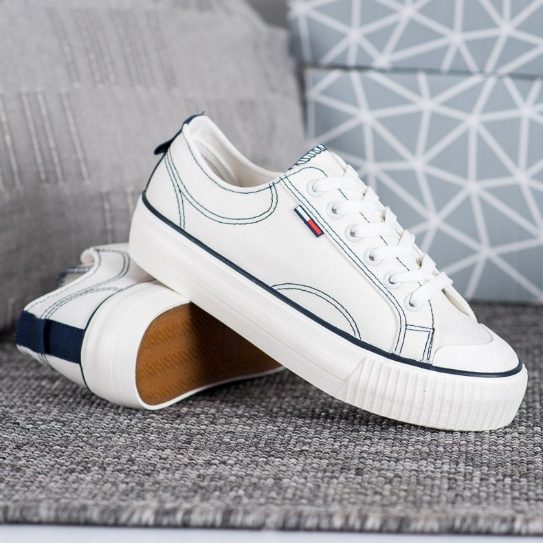 SHELOVET Weiße Turnschuhe auf der Plattform 1