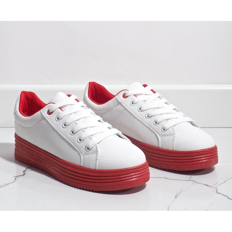 Weiße Turnschuhe auf einer dicken roten Sohle W-68 2
