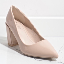Beige Pumps am LE061P Pfosten 1