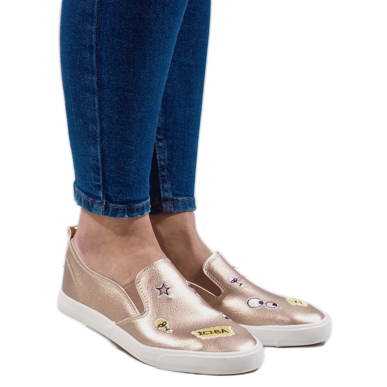 Goldene Sneaker mit G82-5 Prints 1