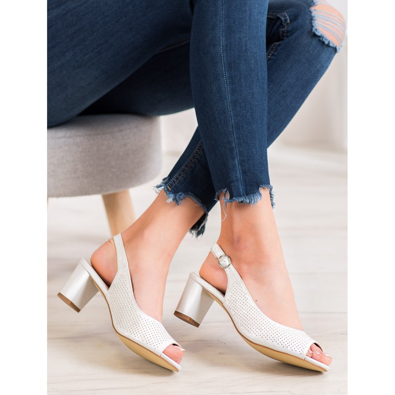 Sergio Leone Durchbrochene Sandalen an einer Bar weiß 2