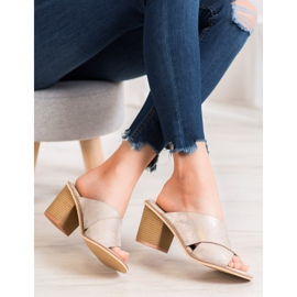 Sergio Leone Goldene Hausschuhe an der Bar 1