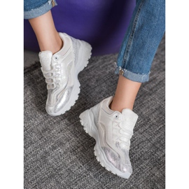 Small Swan Stilvolle weiße Turnschuhe 2