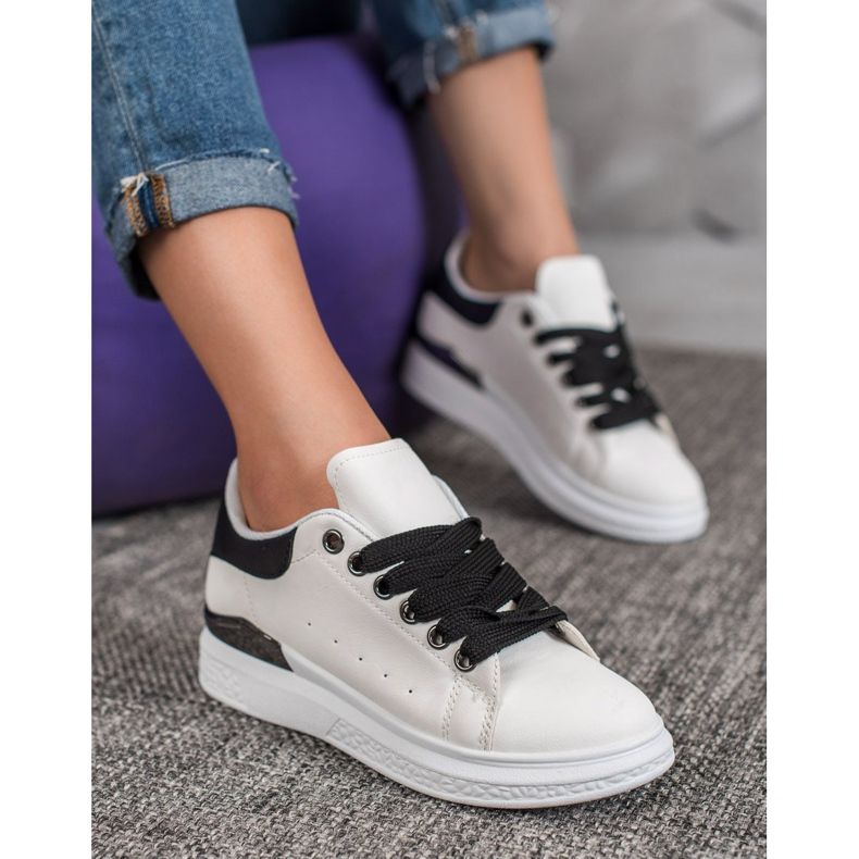 SHELOVET Sneakers auf der Plattform mit Öko-Leder weiß 1