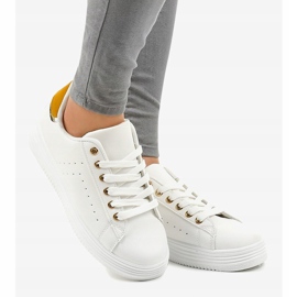 Klassische weiße Sneaker auf der BK-52-Plattform 2