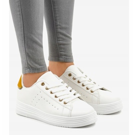 Klassische weiße Sneaker auf der BK-52-Plattform 1