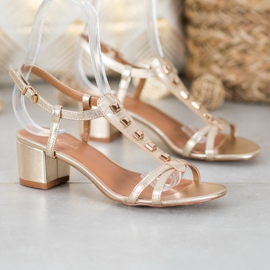 Small Swan Goldene Sandalen mit Nieten 1