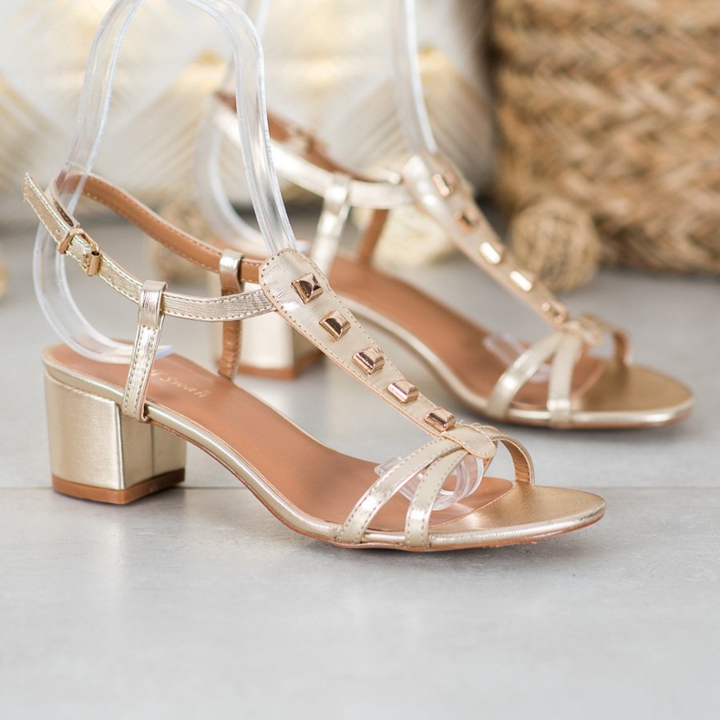 Small Swan Goldene Sandalen mit Nieten 1