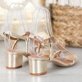 Small Swan Goldene Sandalen mit Nieten 2