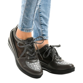 Graue Mesh-Sneakers auf dem Keil TL-29 1