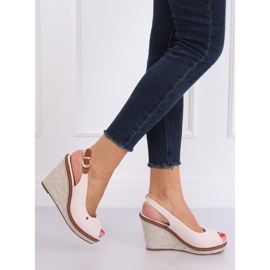 Sandalen auf einem beigen Keil R132P Beige 2