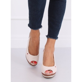 Sandalen auf einem beigen Keil R132P Beige 1