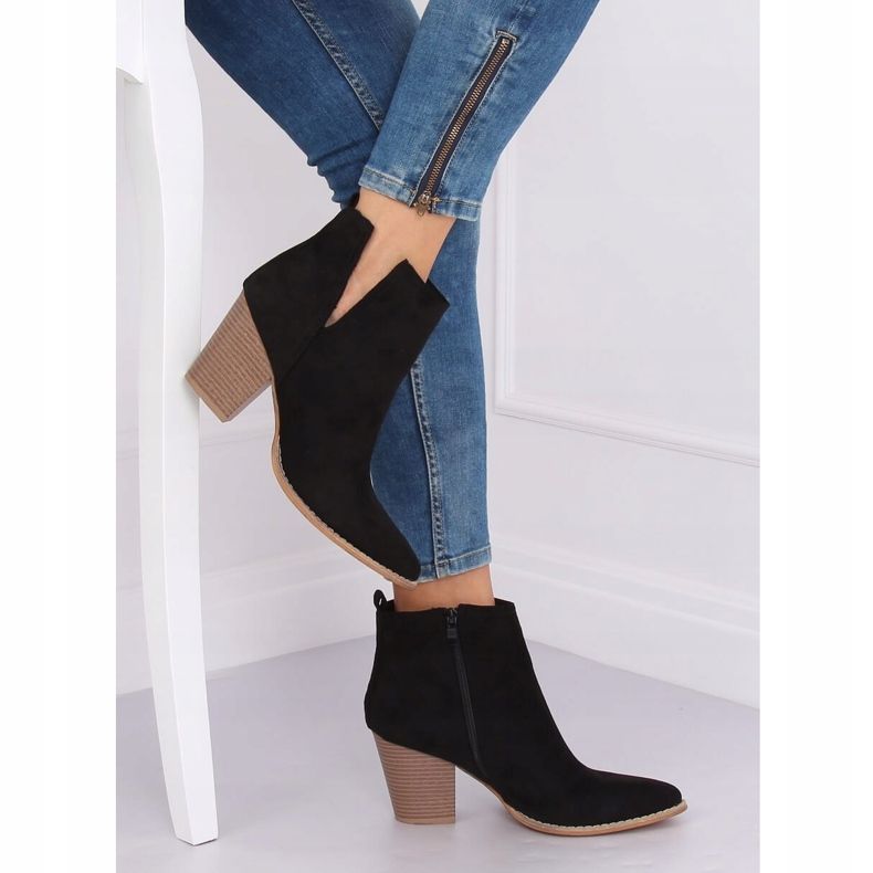 Schwarze Stiefel auf Übergangsschwarz ZE03P Black 2