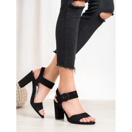 Schwarze Sandalen auf einer Bar VINCEZA 2