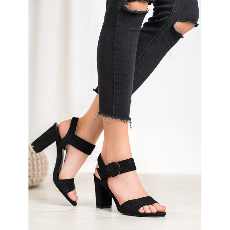 Schwarze Sandalen auf einer Bar VINCEZA 2