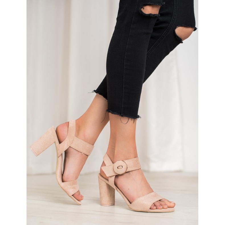 Beige Sandalen an der VINCEZA Bar 1