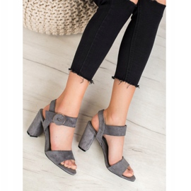 Graue Sandalen an der VINCEZA Bar 1