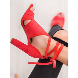 Seastar Gebundene Sandalen an einem Pfosten rot 2