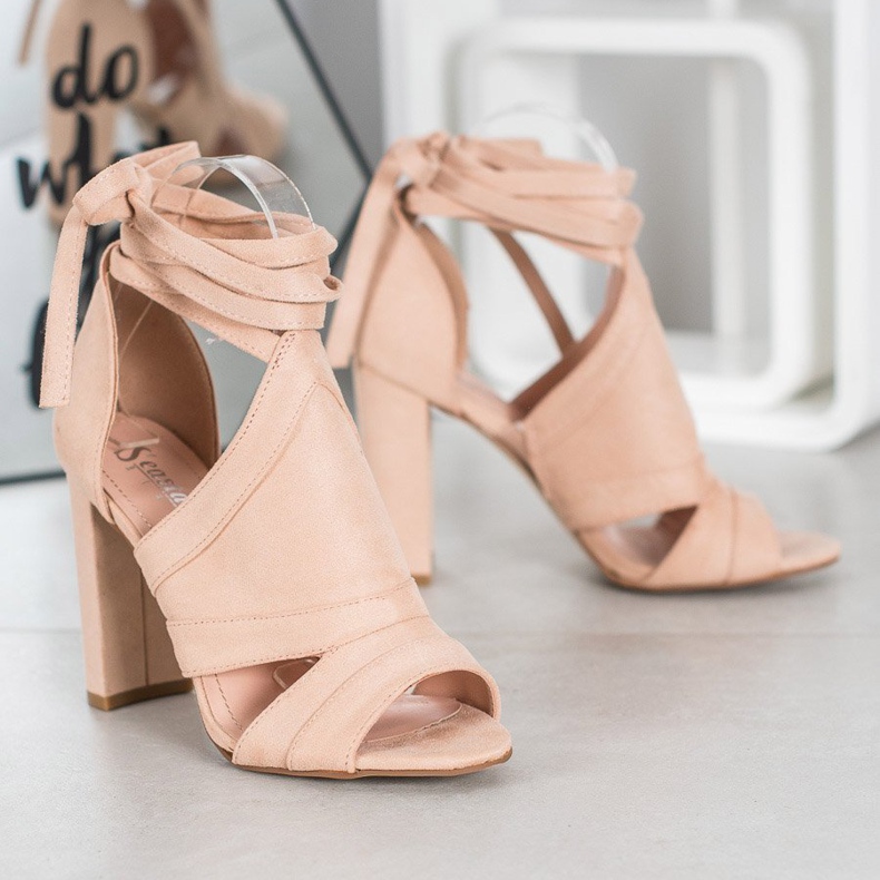 Seastar Gebundene Sandalen an einem Pfosten beige 1