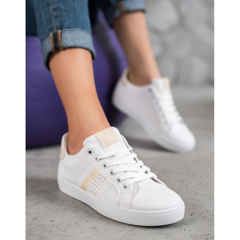 SHELOVET Bequeme weiße Sportschuhe 2