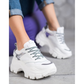 Weide Weiße Turnschuhe auf der Plattform 2