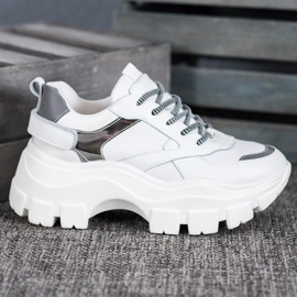 Weide Weiße Turnschuhe auf der Plattform 1