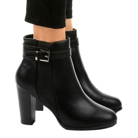 Schwarze Stiefel am Pfosten mit einem elastischen F815-2 2