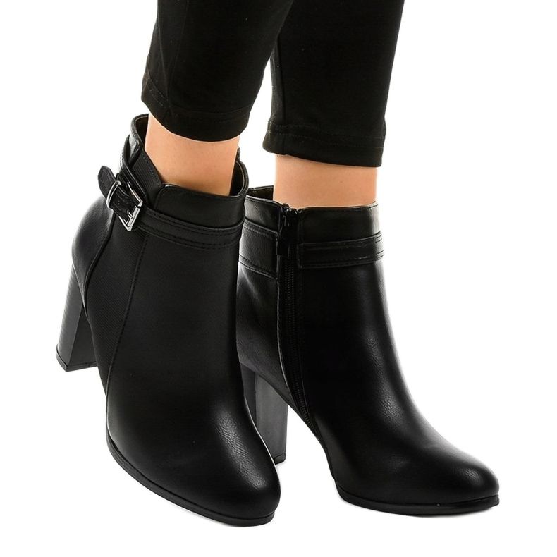 Schwarze Stiefel am Pfosten mit einem elastischen F815-2 1