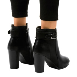 Schwarze Stiefel am Pfosten mit einem elastischen F815-2 3