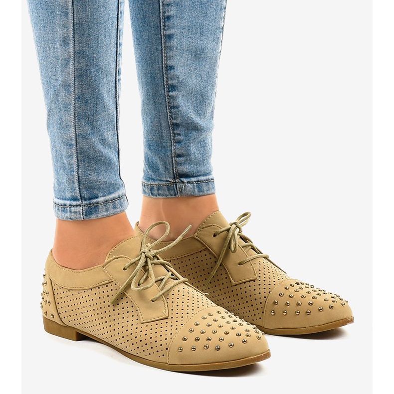 Beige durchbrochene Schuhe mit Nieten MJ1125 1