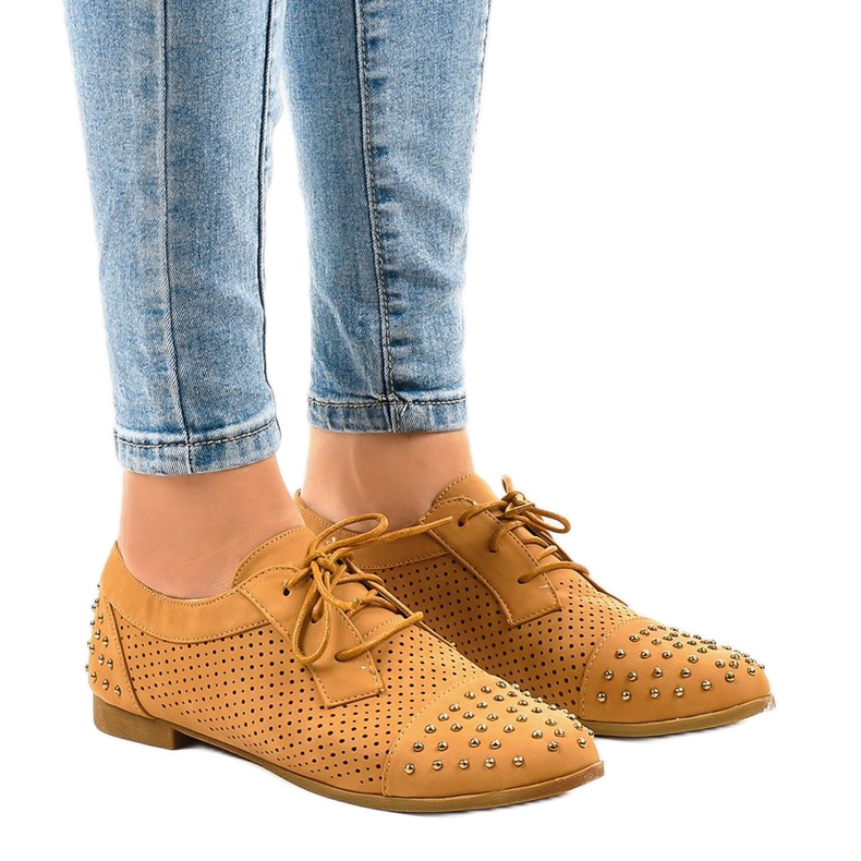 Braune durchbrochene Schuhe mit Nieten MJ1125 1