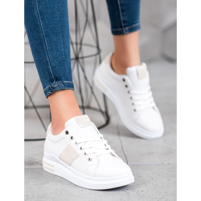 Weide Sportschuhe mit beigen Einsätzen weiß 2